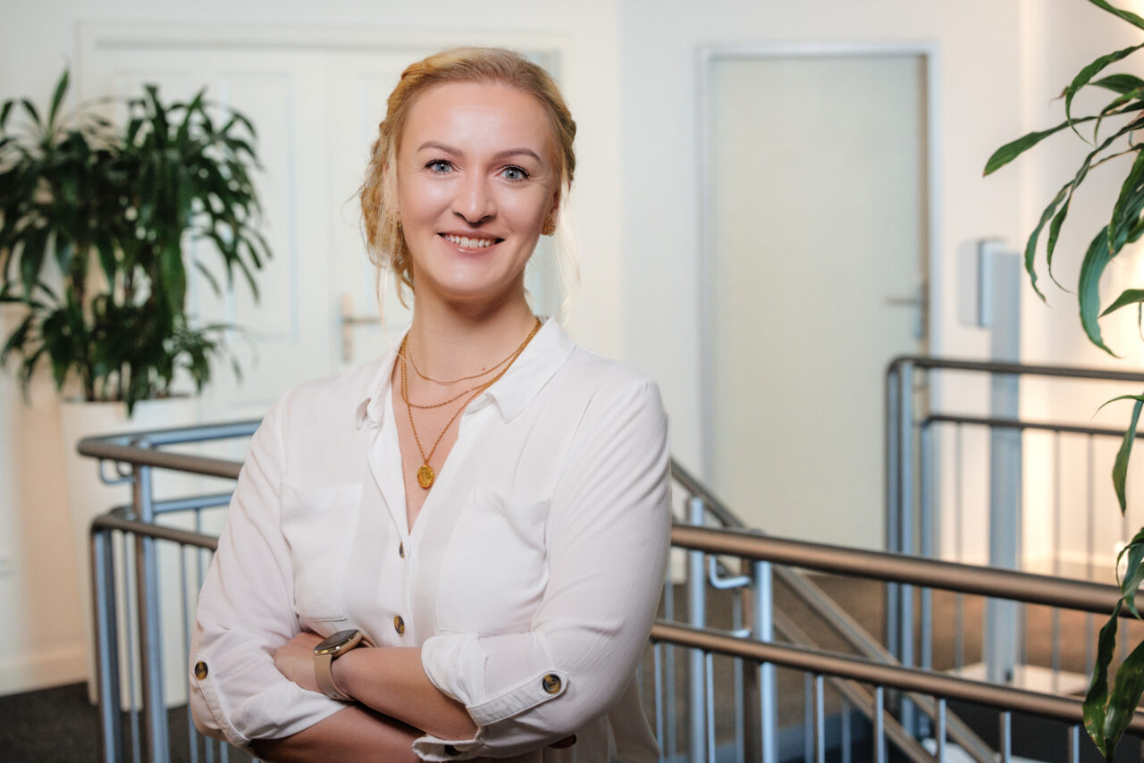 https://www.dhw-stb.de/wp-content/uploads/2025/01/DHW-Mitarbeiterfoto-Janine-1280x854.jpg