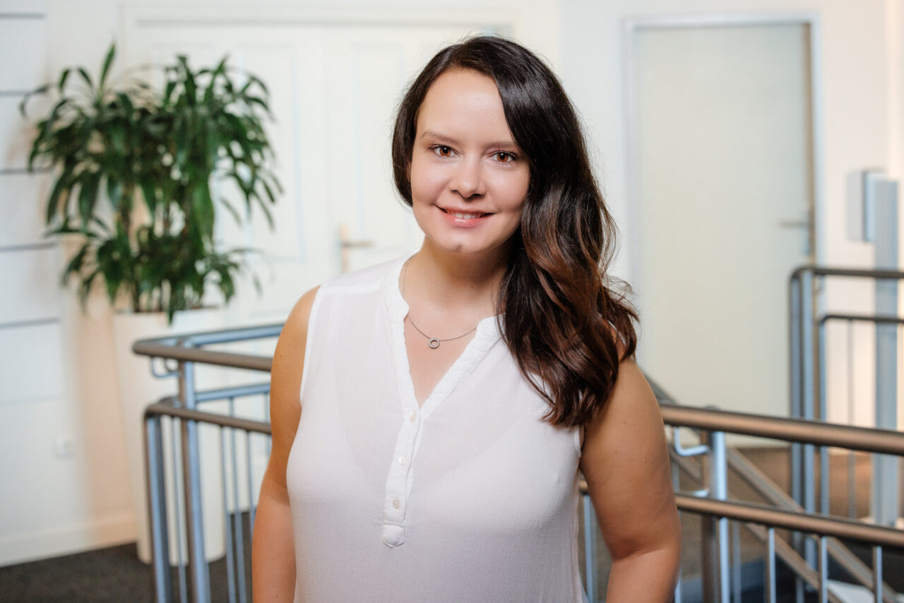 https://www.dhw-stb.de/wp-content/uploads/2025/01/DHW-Mitarbeiterfoto-Jennifer-1280x854.jpg