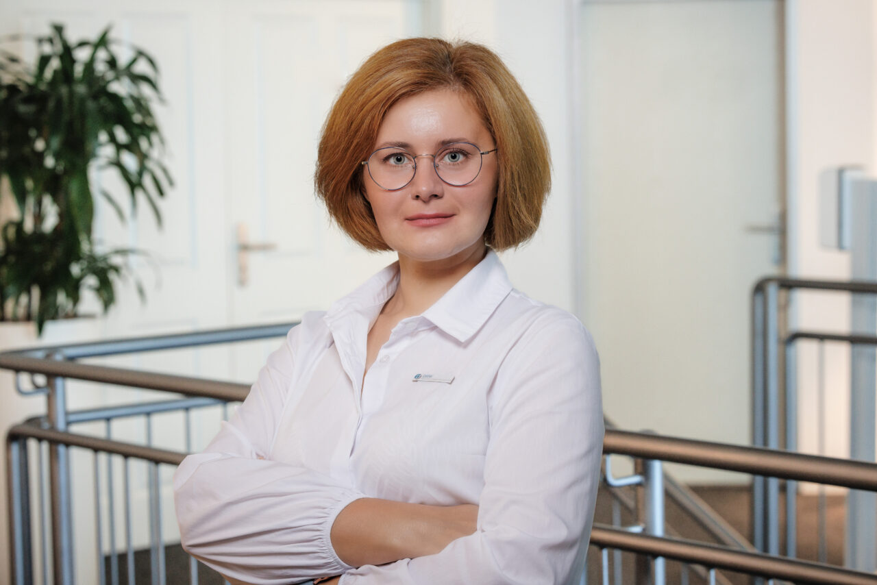 https://www.dhw-stb.de/wp-content/uploads/2025/01/DHW-Mitarbeiterfoto-Oksana-1280x854.jpg